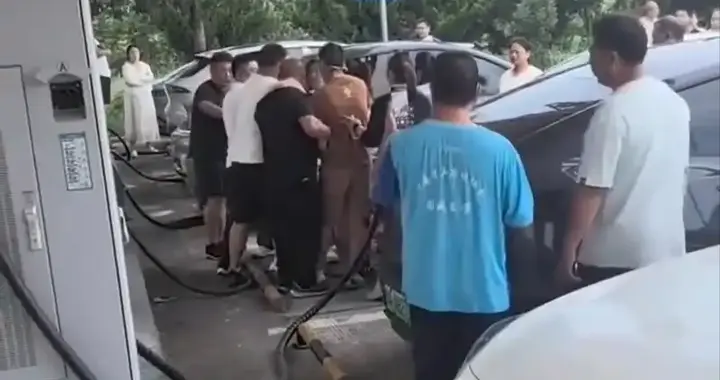 还想买电车？国庆假期跑高速，有车主充电排队等了5小时