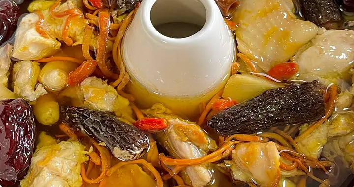 想让鸡肉嫩汤又鲜？蒸汽的汗水才是真正精华。