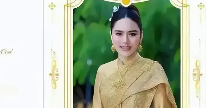 苏提达遇最强劲对手！欧拉弄公然挑衅穿王后装现身新年贺卡