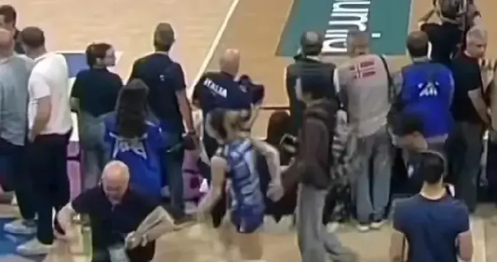 自由人德吉纳罗拉着姚迪进场一起庆祝！