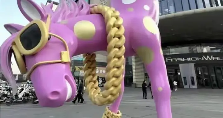 太原网红倒立马雕塑爆火3天就翻车！谐音梗变方言骂人话