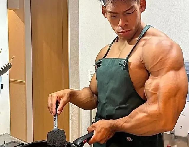 壮汉柔情：肌肉猛男在厨房的温柔烹饪时刻，力量与美食的完美融合