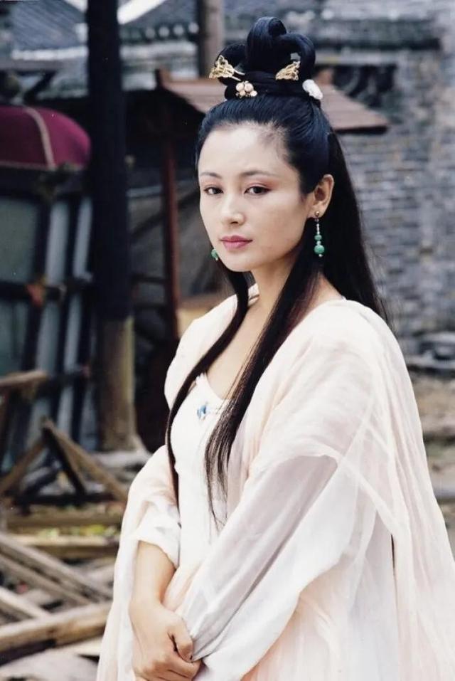 歌手陈红：退出歌坛嫁李军，离婚后对簿公堂声誉尽毁，人生太坎坷