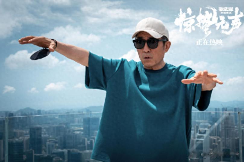 央媒发文，高调官宣张艺谋新身份，全家移民美国改国籍真相大白！