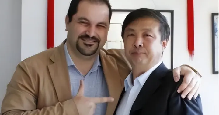 曾呼吁“向美国投降”的大V，看到中国越来越强大，竟然“疯”了