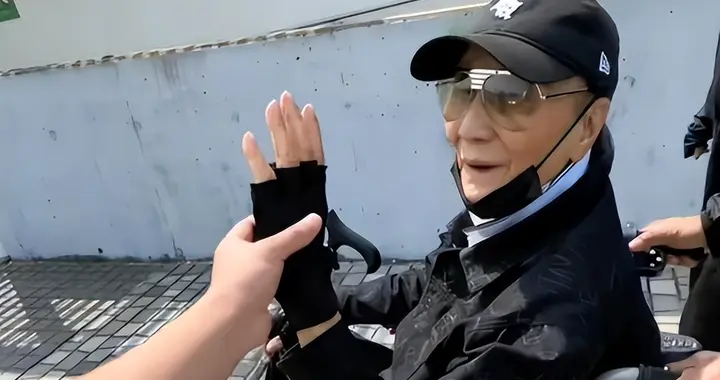 善恶终有报！89岁瘫坐在轮椅上的谢贤，已然成了一个“笑话”