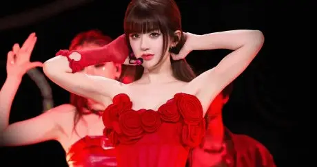 赵露思澳门演唱会，多款造型惊艳全网，身材优越，长腿吸睛！