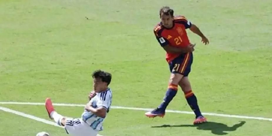 6次争议+1张红牌！阿根廷0-1西班牙，裁判主导的世界杯决赛公平吗