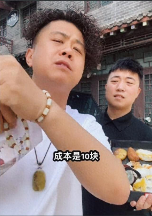闹大了！胖东来天价玉镯事件背后，直播带货的暴利暗藏多少猫腻？