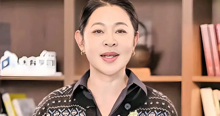 67岁倪萍：老妈今年94岁，我3次想送她回青岛都遭拒绝