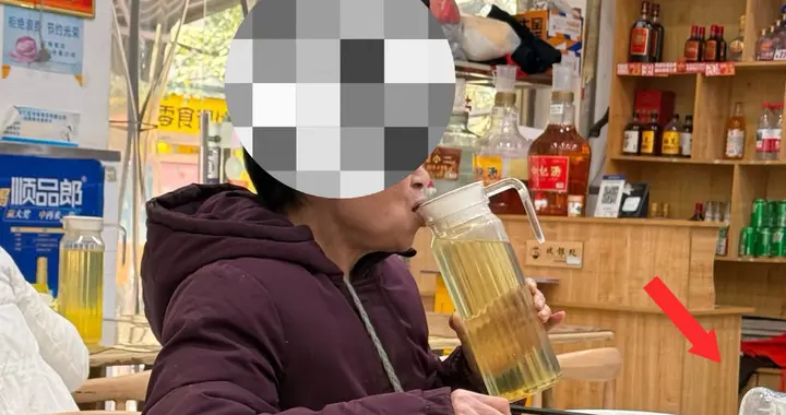 老人饭店对嘴喝茶水被骂惨，网友评论一边倒：以后都不敢喝了