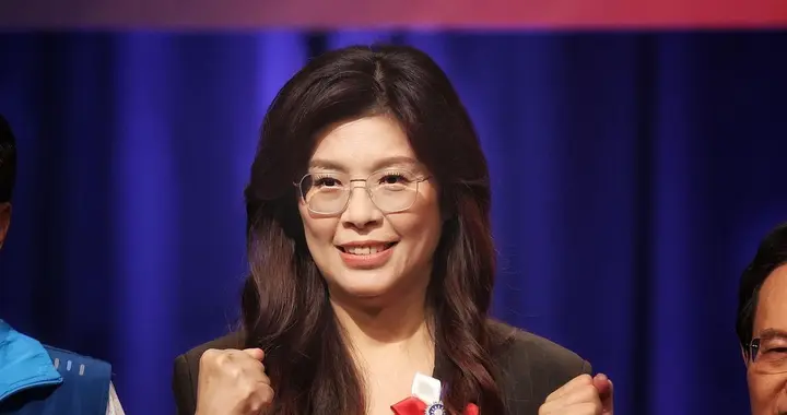 国民党主席交接现场，一人流泪，两人正名，四人被边缘化