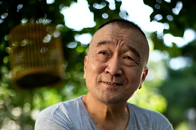 李保田现状：79岁定居山东衰老明显，儿子李彧长得像父亲“翻版”