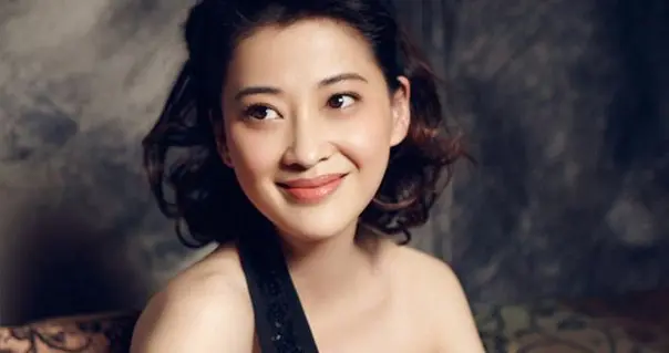 梅婷：两次婚姻，38岁生孩子遇羊水栓塞，如今被二婚老公宠上天