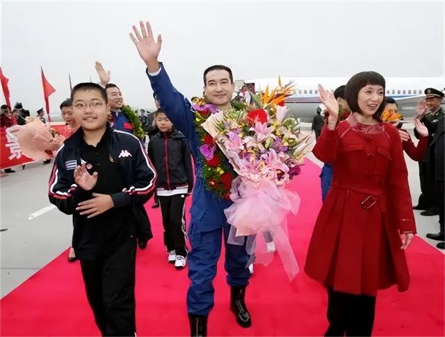 翟志刚的儿子翟天雄：身姿挺拔、年轻帅气，与父亲相处像朋友