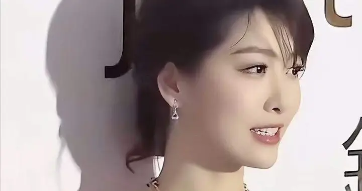 离婚不到三个月就被拍到和周丽淇同游，2018年12月登记结婚，俩人