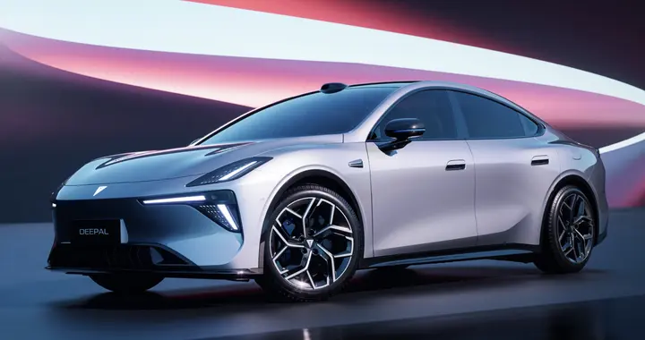 长安深蓝L06官图发布，提供增程和纯电动力，9月8日正式亮相