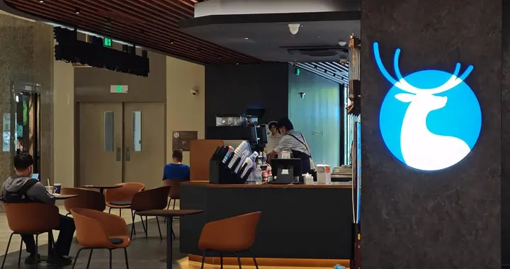 鲜果肉爆锤瑞幸杯！从标准化到现切，这步险棋赌对了？