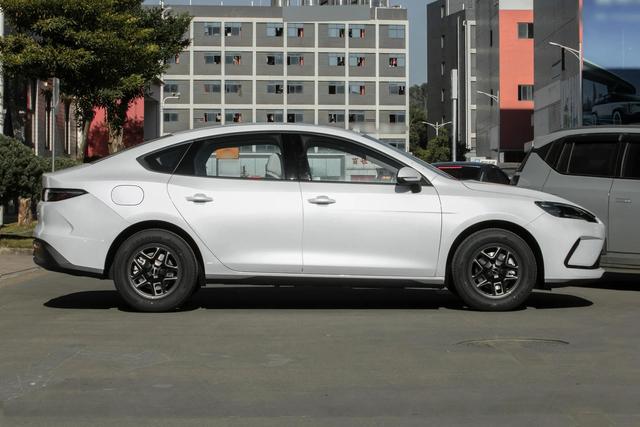 比亚迪亮出王牌！新车8.98万起，满油满电跑2000km，还买啥秦PLUS