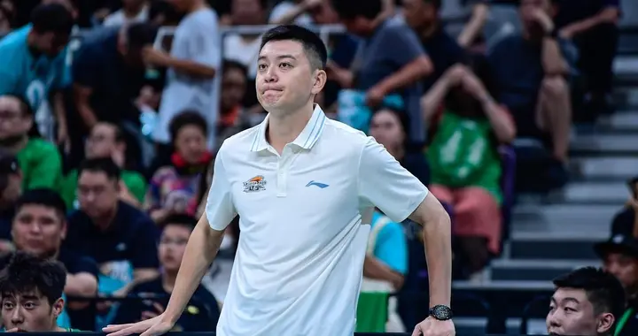 辽篮输吉林，解说嘉宾杨鸣犯低级失误，很难想象专业教练不懂规则