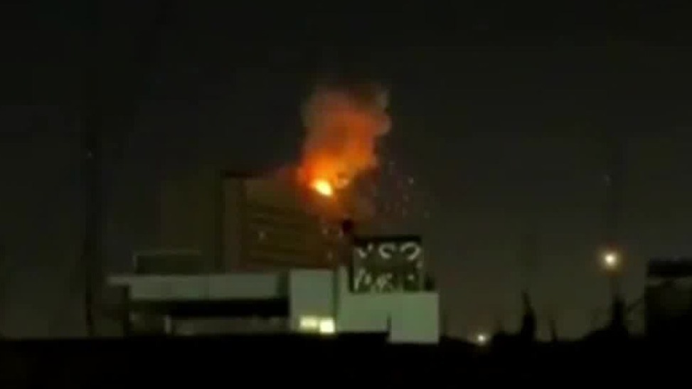 伊拉克首都“绿区”酒店遭袭，爆炸瞬间被拍下