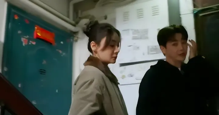 “孙坚一边拍戏一边还债”冲上热搜， 孙坚谈及继父落泪，称“我总是想很努...