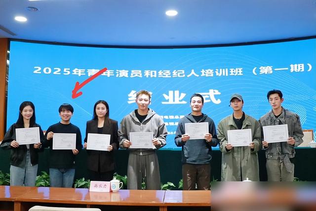 郭麒麟培训班被拍：胖成圆脸，身高竟输俩女演员？