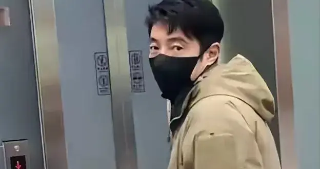 撒贝宁过完年从武汉回北京，眼神疲倦，跟人打招呼没精神引发热议