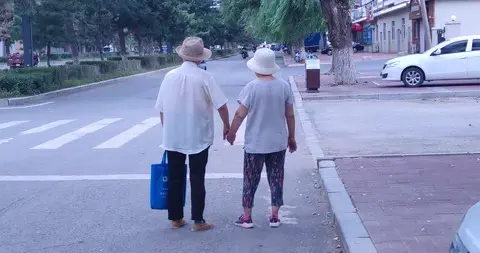过了60岁还跟老伴不说话？这4种相处，比没钱更毁一个家