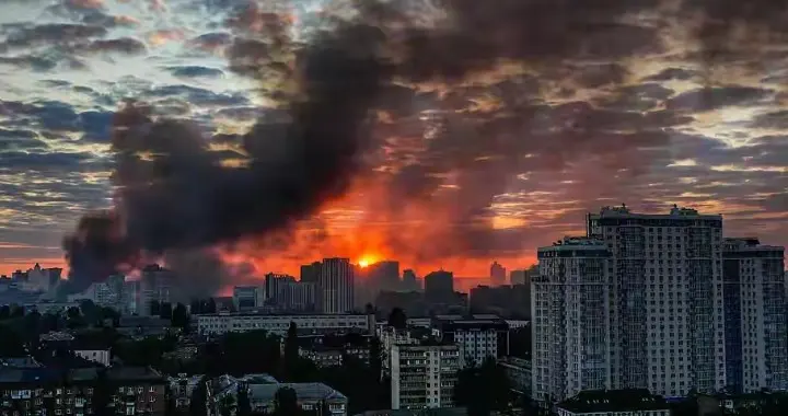 胡塞武装导弹直扑以色列机场，这一击把中东的天捅破了