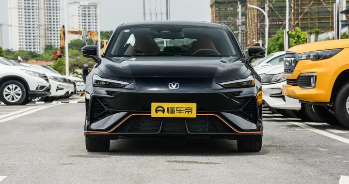 运动型轿跑新宠儿！配2.0T+8AT，油耗6.2L，颜值爆表，香！