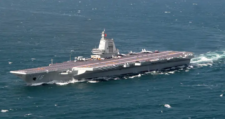 福建舰首穿台海，美军罕见承认了，美国最好的战机一半无法飞行