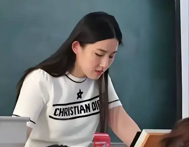 淮南师大博士爆红：学生抢座挤爆，撞脸刘亦菲，逻辑课变追星现场
