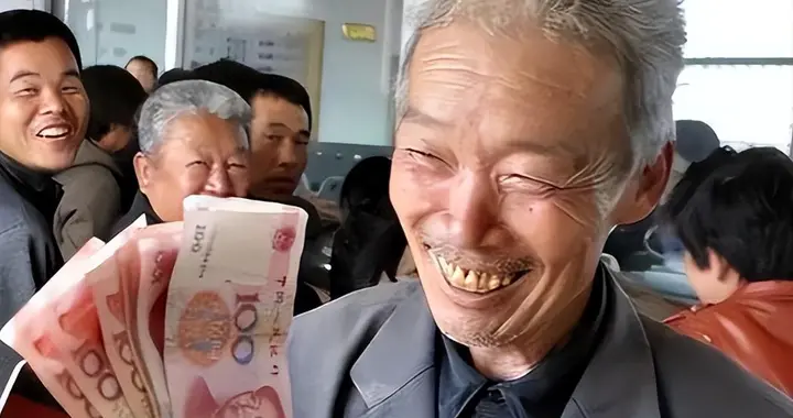 每月287元养老金，比城镇少几乎12倍，农民的贡献该补吗？