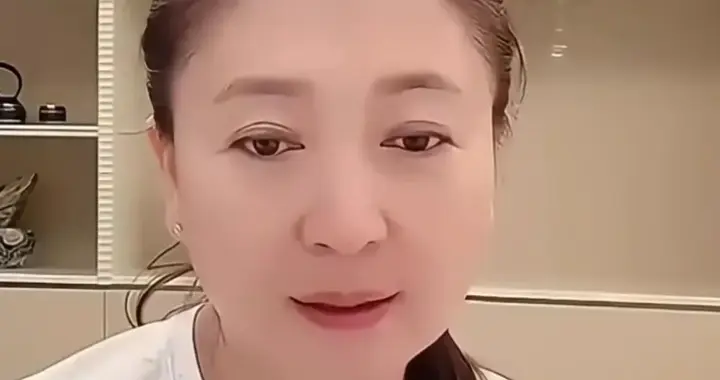 闫学晶再出离谱回应！消费者怒掀“扔酱潮”，品牌方法务火速出手