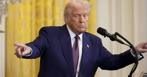 特朗普“颠三倒四”的言论背后：一场精密算计的无赖游戏