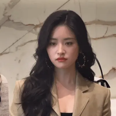 顾青璃：沈月不笑的时候跟她笑的时候差别很