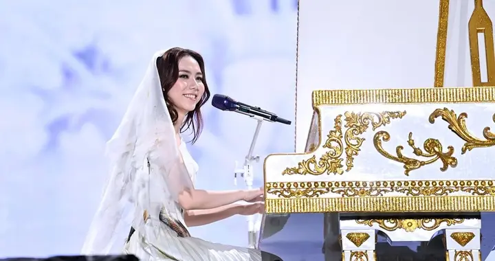 邓紫棋有没有可能成为像梅艳芳、王菲这样的天后？答：已超越！