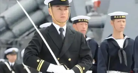 055大驱绕着日本画了一个圈，当年遏华的岛链，如今我们自由航行