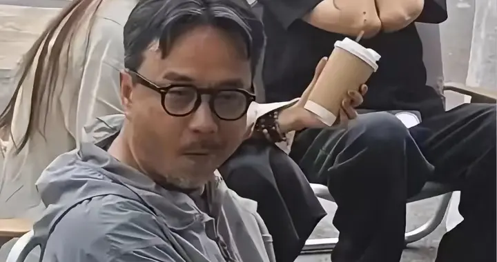 51岁汪涵现状：常年居住在长沙，穿人字拖嚼槟榔，大烟斗不离身