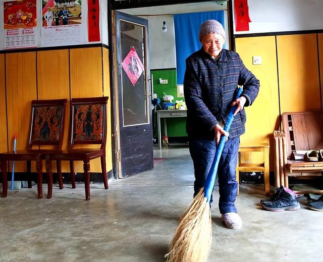 年龄越大越要少做家务？医生：50岁后，这4种家务做多了是在减寿