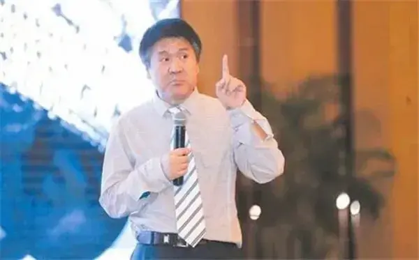 著名的经济学家王福重：呼吁农民不要用收割机割麦，会污染环境