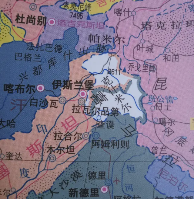 阿克塞钦挨着克什米尔，这是战略高地，距离新德里400公里