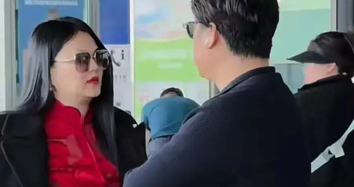 李湘胖成洪晃 富到流油 体重飙升到180斤 前夫像助理 跟在身后推行李