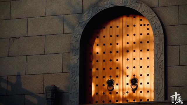 “跑得了和尚跑不了庙”？不，“和尚”并不住在“庙”里