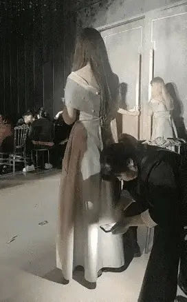 湖光散人：大妈混进新娘的婚礼现场，居然在