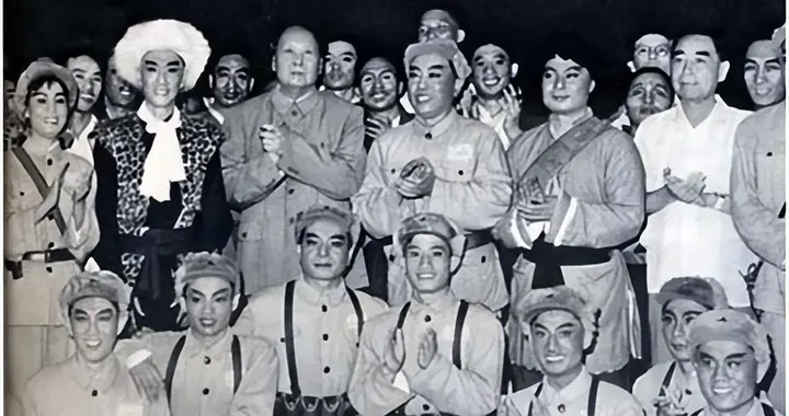 1964年毛主席看完《奇袭白虎团》，突然问肖华：严伟才确有其人吗