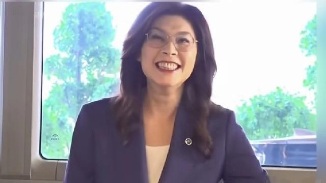 愚仁yu：郑丽文笑称自己是“阳光晴天娃娃