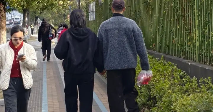 朱丹周一围送完孩子上学，买早餐一起牵手回家，恩爱般配！