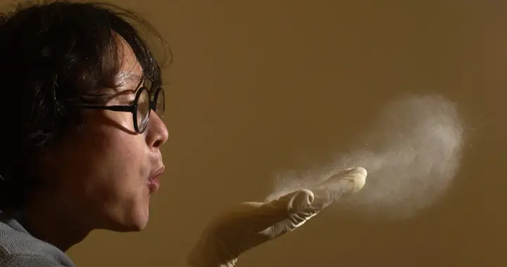 对话徐冰：烟草招谁惹谁了？